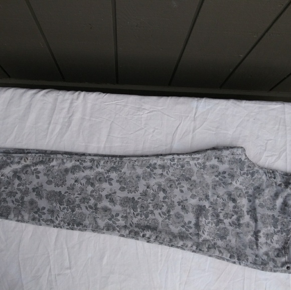 Super cute Floral Jeans - Picture 2 of 2